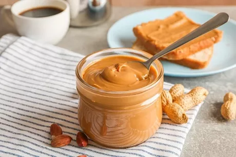 فوائد تناول زبدة الفول السوداني بالشوكولاتة.. طبيب يوضح