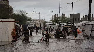 خلال 24 ساعة.. العاصفة "بايرون" تضرب الشرق الأوسط وسط تحذيرات من أمطار غزيرة
