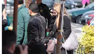 رانيا محمود ياسين تساند والدتها في جنازة شقيقها بمسجد الحصري (صور)