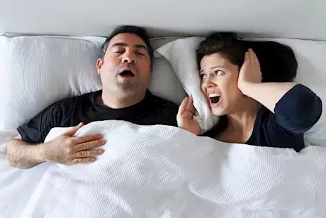  لماذا لا يستيقظ الإنسان على صوت شخيره؟ "فيديوجرافيك"