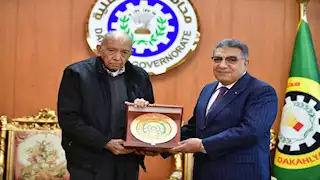 بالصور.. محافظ الدقهلية يكرم الدكتور محمد غنيم لدوره الرائد فى زراعة الكلى