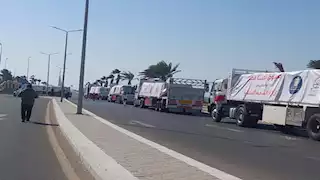 بالفيديو.. لحظة دخول شاحنات المساعدات الإنسانية إلى قطاع غزة