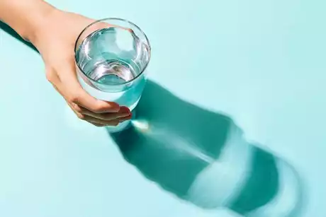 بخلاف العطش- 7 علامات تستدعي شرب الماء فورًا "فيديوجرافيك"