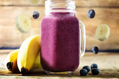 التوت الأزرق أم الموز.. أيهما الاختيار الصحي الأفضل؟