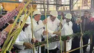 محافظ قنا يُطلق إشارة بدء موسم عصير القصب بمصنع سكر نجع حمادي -صور