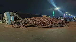  "أُصيب سائقها".. انقلاب سيارة نقل ثقيل محملة بطوب حراري في الشرقية- صور