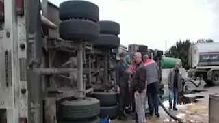 7 مصابين في انقلاب سيارة أخشاب على صحراوي البحيرة