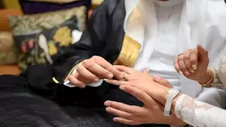 بسبب زواجه من "ابنة حلاق"..  قبيلة يمنية تنبذ أحد أبنائها 