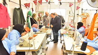 محافظ أسيوط يتفقد وحدة التدريب المتنقلة التابعة لمديرية العمل بأبوتيج -صور