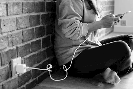 استخدام الموبايل أثناء الشحن- إليك الأضرار "فيديوجرافيك"