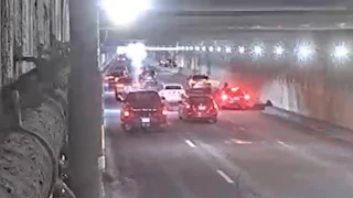 لحظة سقوط قطعة خرسانية ضخمة من سقف نفق مزدحم في أمريكا (فيديو)