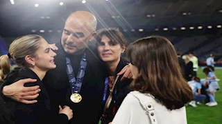 قضى 3 أيام في برشلونة.. حقيقة عودة جوارديولا لزوجته