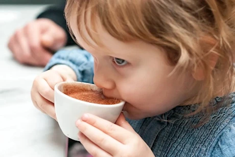 القهوة للأطفال- طبيب تحذر: ممنوع تناولها قبل هذا العمر