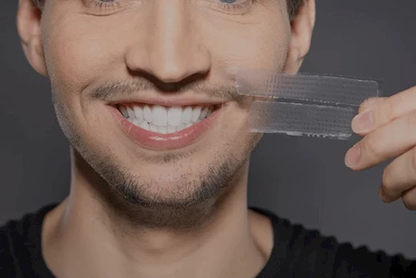 لصقات التبييض VS الفرشاة والمعجون- أيهما أفضل لأسنانك؟ "فيديوجرافيك"