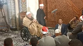 بعد شائعات إغمائه فى الحسين.. نجل شقيق أحمد عمر هاشم: صحة عمي بخير 