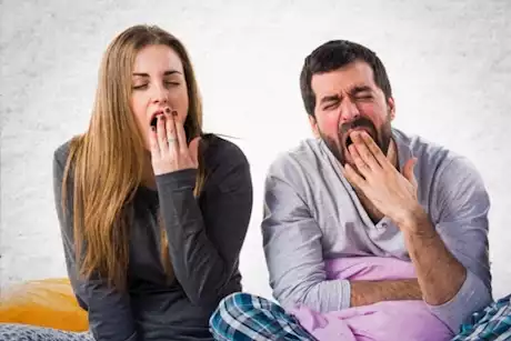 هل التثاؤب له علاقة بـ مرض القلب؟- طبيب يوضح             