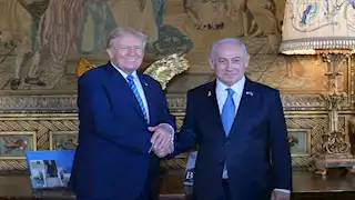 "اضغط بكلتا يديك".. ما الهدية التي قدمها نتنياهو  لترامب أثناء زيارته؟ (صورة)