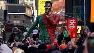 احتفالا بعيد ميلاده.. تمثال لرونالدو في شوارع نيويورك (فيديو)