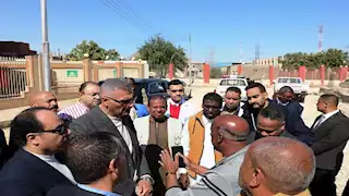 محافظ أسوان يتفقد مشروعات الرصف بنجع المحطة ومنشية الخزان -صور
