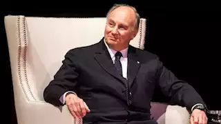 بالصور.. أهالى أسوان ينتظرون وصول جثمان الأمير كريم أغاخان لبدء الجنازة الرسمية