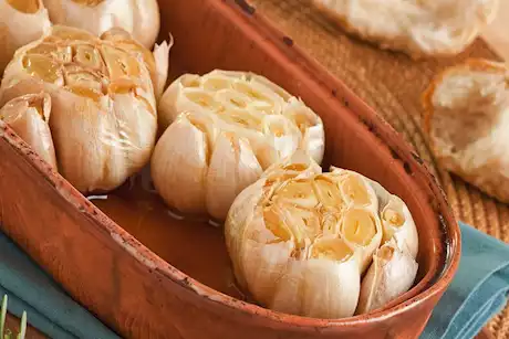 الثوم المشوي على الريق.. يحميك من 4 أمراض خطيرة