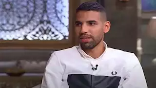 مؤمن زكريا ينشر صورة  مع ابنه في المصيف