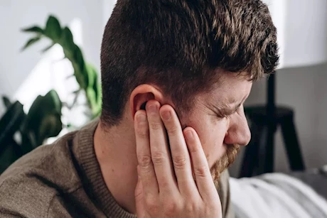 هل ألم وطنين الأذن علامة على الإصابة بالسرطان؟