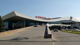 في موقف بطولي.. ملاكم سابق ينقذ فتاة من مجرم في مطار بكازاخستان (فيديو)