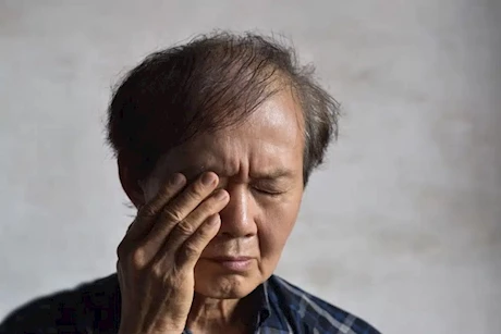 انتبه- 5 أعراض تكشف إصابتك بجلطة في العين