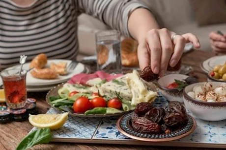 ابتعد عنها فورا.. طبيب يحذر من تناول هذه الوجبة على السحور