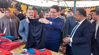 القطعة بـ 50 جنيها.. رئيس جامعة بنها يفتتح المعرض الخيري للملابس بكلية التربية النوعية  