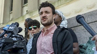 قاض أمريكي يأمر بترحيل الناشط محمود خليل إلى الجزائر أو سوريا