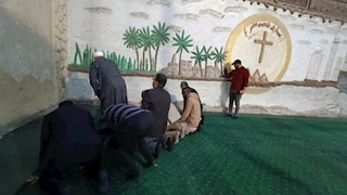 خلال إفطار جماعي.. صائمون يؤدون صلاة المغرب بالكنيسة الإنجيلية في ملوي - صور