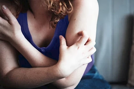 لماذا نشعر بأن هناك حشرات تسير على أجسامنا؟ "فيديوجرافيك"