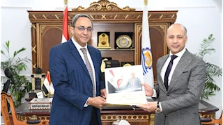   محافظ قنا يكرم وكيل وزارة التموين لحصوله على شهادة قادة مصر الرقمية  