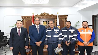 محافظ قنا يكرم مسعفًا وسائقًا أعادا 227 ألف جنيه عثرا عليها في حادث