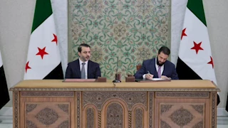 "تاريخ جديد".. الشرع يوقع مسودة الإعلان الدستوري السوري