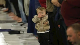 لآلئ تزين الصفوف.. مشاهد بديعة للأطفال في صلاة التراويح بالجامع الأزهر (صور) 