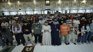 بالصور- الآلاف يملأون ساحات الجامع الأزهر في صلاتي العشاء والتراويح لليلة 14 رمضا