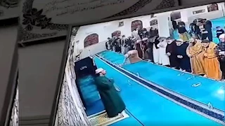 قطة تقفز على كتف إمام مسجد أثناء صلاته التراويح.. لن تتوقع ماذا فعل؟ (فيديو)