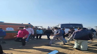 حافلة عمال تصطدم بسيارة نقل على طريق "طملاي -السادات" بالمنوفية -صور 