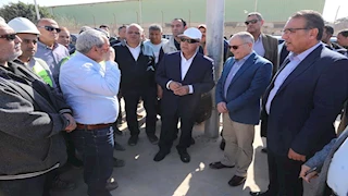 صور.. بدء نزول معدات تجهيز موقع مجمع ألستوم الصناعي ببرج العرب