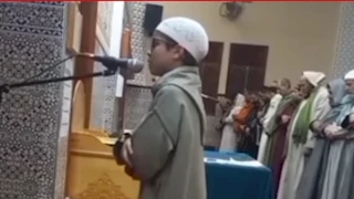 بصوت شجي.. طفل مغربي موهوب يؤم المصلين في صلاة التراويح (فيديو) 