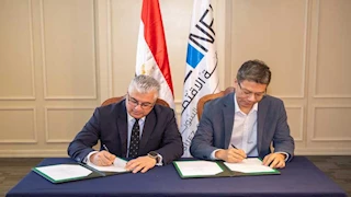 رئيس اقتصادية قناة السويس يوقع عقد إنشاء مصنع صيني للملابس الجاهزة 