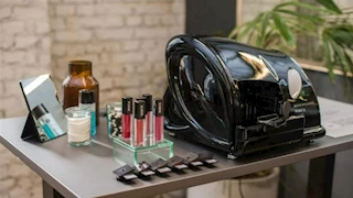 يطبق بدون يدين.. أول أحمر شفاه بالذكاء الاصطناعي