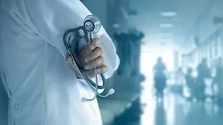  مشهد صادم بمستشفى البدرشين.. عامل يسحل ممرضة ويمزق ملابسها بسبب ورقة