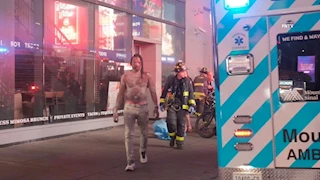 أمريكا.. الشرطة تلاحق شخصًا أضرم النيران برجل قرب تايمز سكوير- فيديو