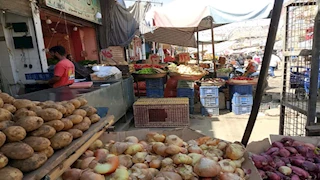 الطماطم بـ 3 جنيهات والفراخ بـ135.. أسعار الخضروات والدواجن في أسواق أسوان