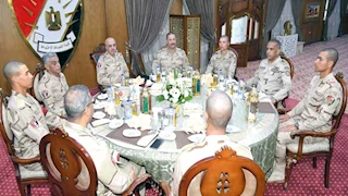 رئيس الأركان يتناول الإفطار مع أعضاء هيئة تدريس وطلبة كلية الضباط الاحتياط