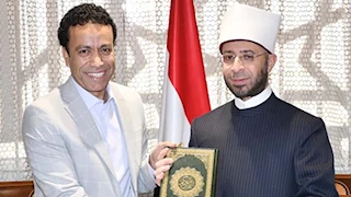 بعد نجاح "قطايف".. وزير الأوقاف يستقبل سامح حسين ويهديه كتابا لجلال أمين   